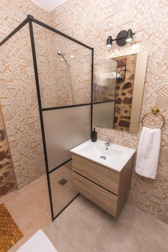 a bathroom with a sink and a shower at La Tejuela - Casa en Andújar independiente con piscina in Los Villares