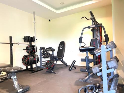 Das Fitnesscenter und/oder die Fitnesseinrichtungen in der Unterkunft Urban Oasis Condo Near Ayala Mall Centrio 2