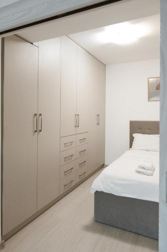 Postel nebo postele na pokoji v ubytování Exclusive Ultracentral Apartments and Studios #Enescu#Universitatii#Suceava