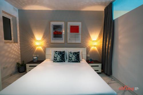 セント・ポールズ・ベイにあるA Stylishly Chic Holiday Home with SOFA BED - A12のベッドルーム(白い大型ベッド、ランプ2つ付)