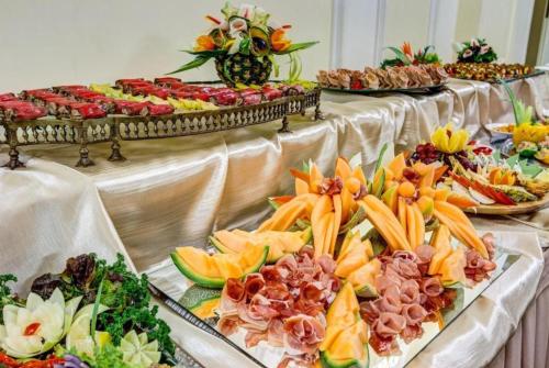 a buffet line with many different types of food at Pałacyk Otrębusy Business & Spa in Otrębusy