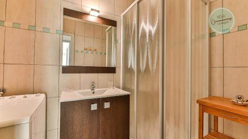 une salle de bain avec un lavabo et une douche dans l'établissement Vue sur l'horizon au Constellation, à Saint-Hilaire-de-Riez