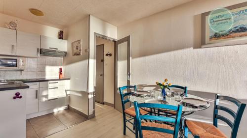une salle à manger avec une table et des chaises dans une cuisine dans l'établissement Vue sur l'horizon au Constellation, à Saint-Hilaire-de-Riez