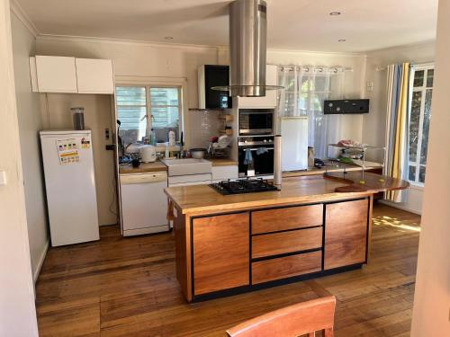 uma cozinha com electrodomésticos brancos e uma bancada de madeira em Gorgeous Master Bedroom next to Frankston Station and Beach em Frankston
