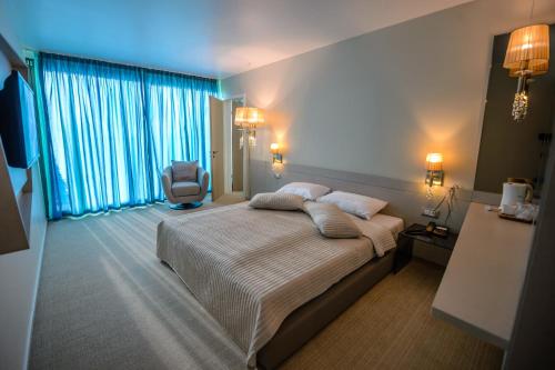 1 dormitorio con 1 cama y 1 silla en Hotel Turquoise All Inclusive, en Venus