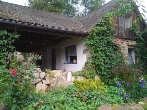 ein Steinhaus mit Garten davor in der Unterkunft Domek letni Konopka in Jeżów Sudecki