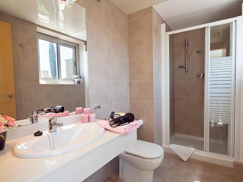 y baño con lavabo, aseo y ducha. en Charmsuites Nou Rambla en Barcelona