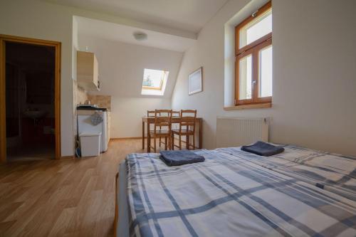 Katil atau katil-katil dalam bilik di Šedivinské apartmány - rodinné apartmány v Orlických horách
