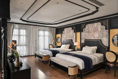 een hotelkamer met 2 bedden en een bank bij Thiên Ân Boutique Hotel in Bạc Liêu