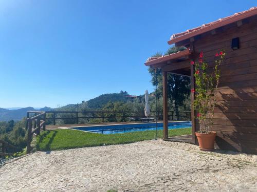 ein Haus mit einem Pool und einem Zaun in der Unterkunft A Casa da Japoneira CB in Rebordões