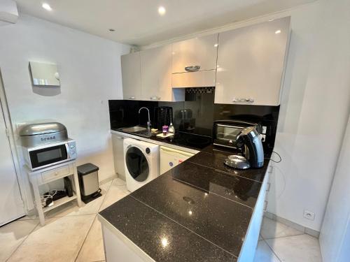 Il comprend une cuisine équipée d'un lave-linge et d'un sèche-linge. dans l'établissement Rouaze 2, by Welcome to Cannes, à Cannes