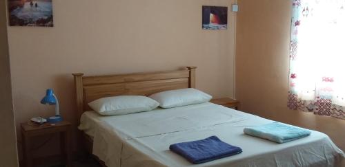 a bedroom with a bed with two towels on it at Flamengo in Pereybere