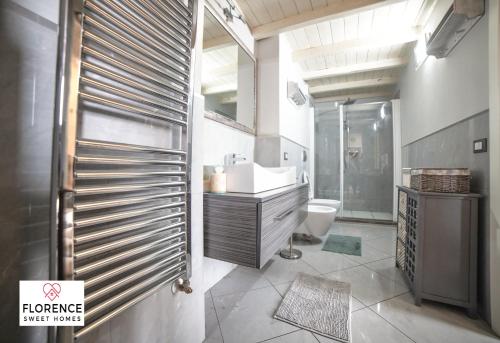 La salle de bains est pourvue d'un lavabo et de toilettes. dans l'établissement Matteotti Apartment, à Scandicci