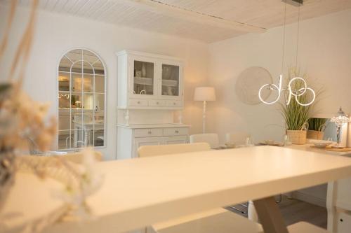 a white room with a table and chairs at Meer Weiss in Wangerland