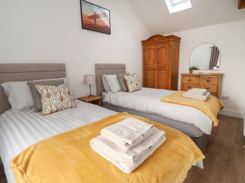 Duas camas sentadas uma ao lado da outra num quarto em Rowan Barn em Hexham