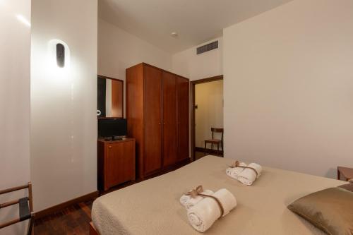- une chambre avec 2 serviettes sur un lit dans l'établissement Hotel Grimaldi, à Treia