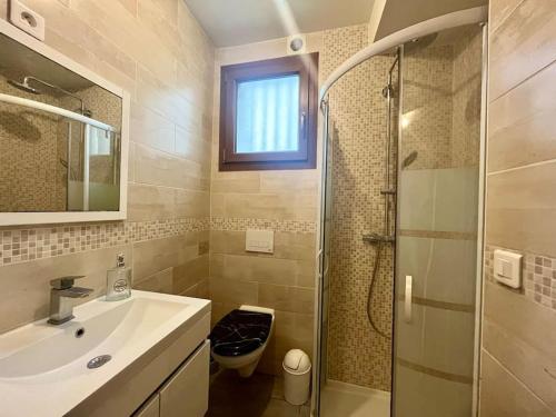 ein Badezimmer mit Waschbecken und Dusche in der Unterkunft Le Countryside- hyper centre in Sens