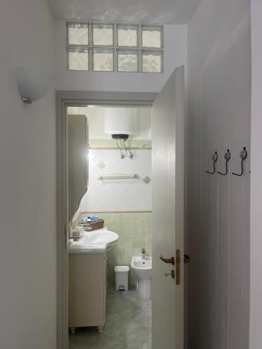 ein Bad mit einem Waschbecken und einem WC in der Unterkunft Trinacria in Mazzeo