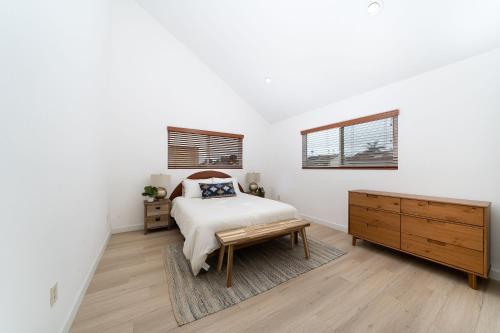 Ένα ή περισσότερα κρεβάτια σε δωμάτιο στο Downtown Beach Home, 5 min to Beach! Backyard, BBQ