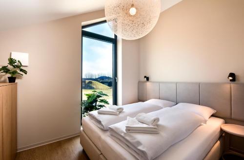 ヴェルカー・ロムニツァにあるNatur Views, Chaty NATUR RESORTのベッドルーム1室(ベッド1台、大きな窓付)