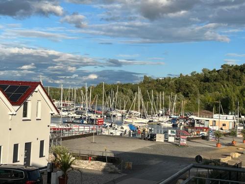 un puerto deportivo con barcos estacionados en un embarcadero en Villa di Lago, en Mücheln