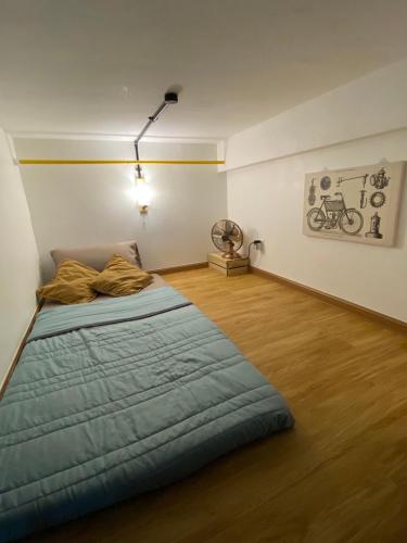 ein Schlafzimmer mit einem großen Bett in einem Zimmer in der Unterkunft The Twelve Putrajaya in Putrajaya