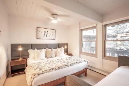 Posteľ alebo postele v izbe v ubytovaní Updated 2BR Condo with Hot Tub - Mountain Views!