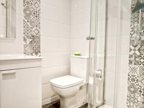 a bathroom with a toilet and a shower at App Coral con AA y Wi-Fi en Vinaròs cerca del mar in Vinaròs