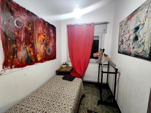 Habitación con cama y pinturas en la pared. en ArtStudio Single en Manresa
