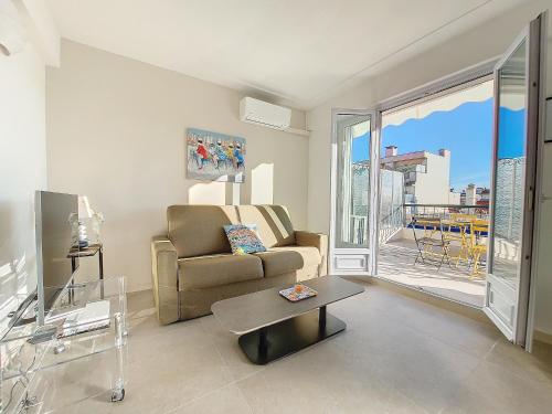 un salon avec un canapé et une table dans l'établissement Nestor&Jeeves - CIEL AZUR - Terrace, à Nice