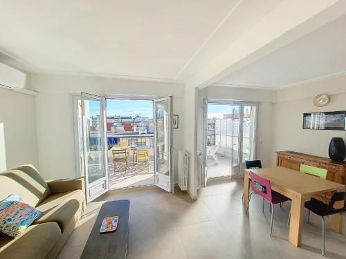 un salon avec un canapé et une table dans l'établissement Nestor&Jeeves - CIEL AZUR - Terrace, à Nice