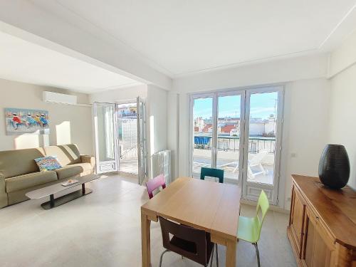 un salon avec une table et un canapé dans l'établissement Nestor&Jeeves - CIEL AZUR - Terrace, à Nice