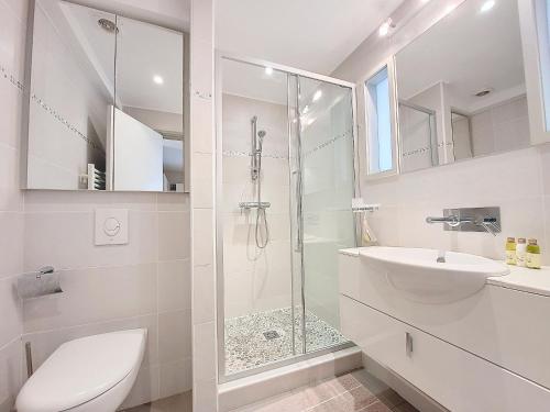 une salle de bain avec une douche, des toilettes et un lavabo dans l'établissement Nestor&Jeeves - BAIETA - Balcony, à Nice