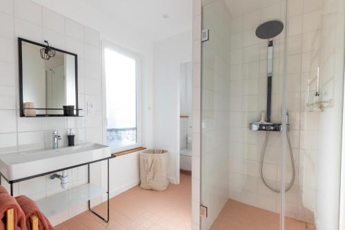 une salle de bain avec un lavabo et une douche dans l'établissement Appartement L3 ARENA Reims Gare Centre, à Reims