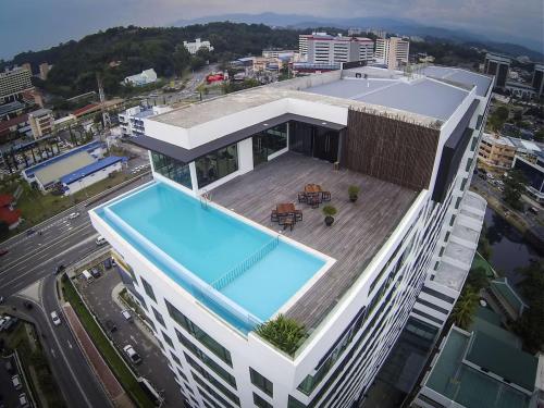 亞庇的住宿－Ber-Santai @Sky Hotel Suites，享有带游泳池的大楼的顶部景致