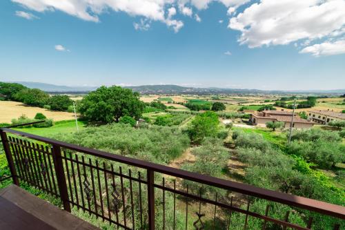una vista desde el balcón de una casa en Casa Pitara - apartment in vila, en San Martino in Colle