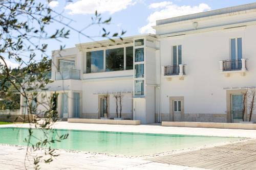 Bazén v ubytování VILLA GENTILE RESORT E SPA nebo v jeho okolí