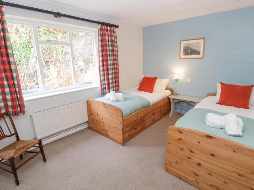 - une chambre avec 2 lits jumeaux et une fenêtre dans l'établissement Ruan Dinas, à Truro