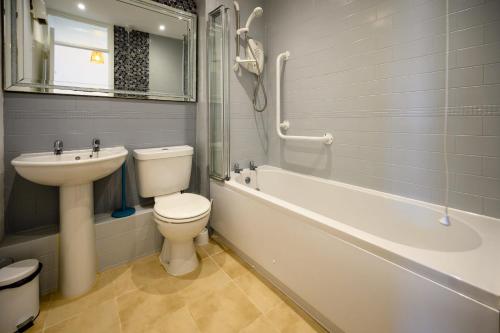 Un baño con inodoro, lavabo y bañera. en Coastal Haven Ilfracombe Charming 2-bedroom Cottage In A Great Location, en Ilfracombe