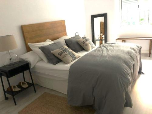a bedroom with a bed with pillows on it at Elegante apartamento 6-8pax AV Palmera 3D 2B in Seville