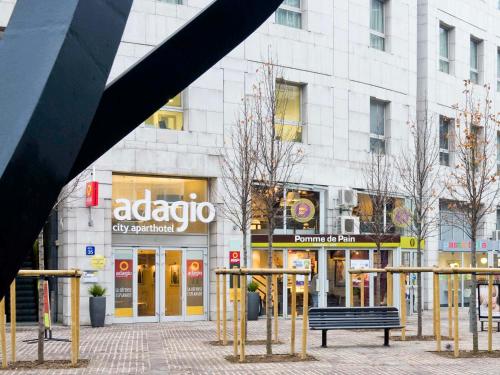 أداجيو لا ديفانس اسبلينديد للشقق الفندقية في بيتّو: مقعد على شارع امام مبنى
