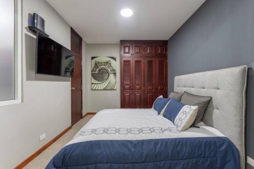Tempat tidur dalam kamar di Confortable apartamento / zona 1