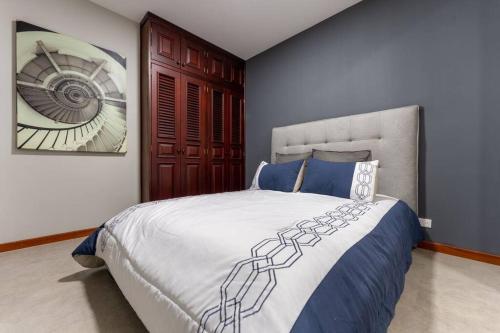 a bedroom with a large bed with blue walls at Confortable apartamento / zona 1 in Guatemala