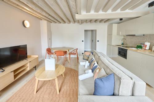 sala de estar con sofá y mesa en 42.Typical Parisian Flat#4pers#Le Marais#Beaubourg, en París