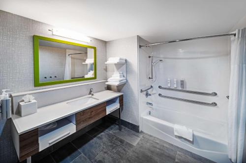 een badkamer met een wastafel en een douche bij Hampton Inn & Suites Tulsa-Woodland Hills in Tulsa