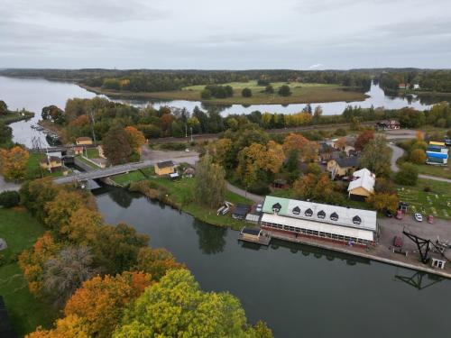 a train on a bridge over a river at Kapten Billes Restaurang och Logi in Norsholm