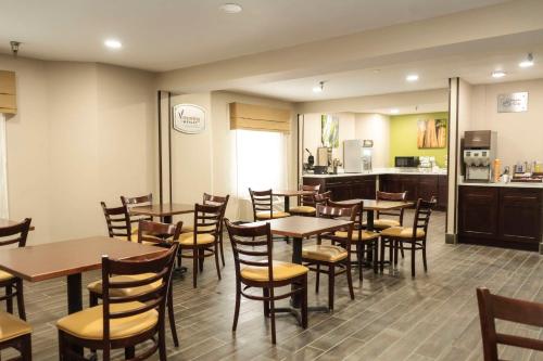 Kuchyň nebo kuchyňský kout v ubytování Sleep Inn & Suites Omaha Airport