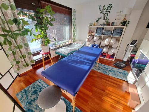 Mindfulness Homestay in Espoo في إسبو: طاولة بينج بونغ زرقاء في غرفة المعيشة