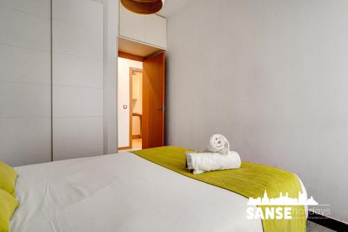 a bedroom with a bed with a towel on it at Apartamento Karri by SanSe Holidays in San Sebastián