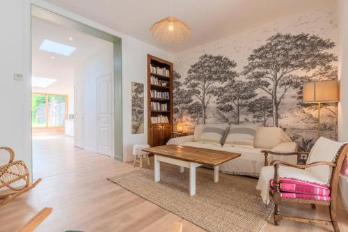 un salon avec un lit et une table dans l'établissement Spacious house with 4 bedrooms & garden, near tram, à Mouvaux